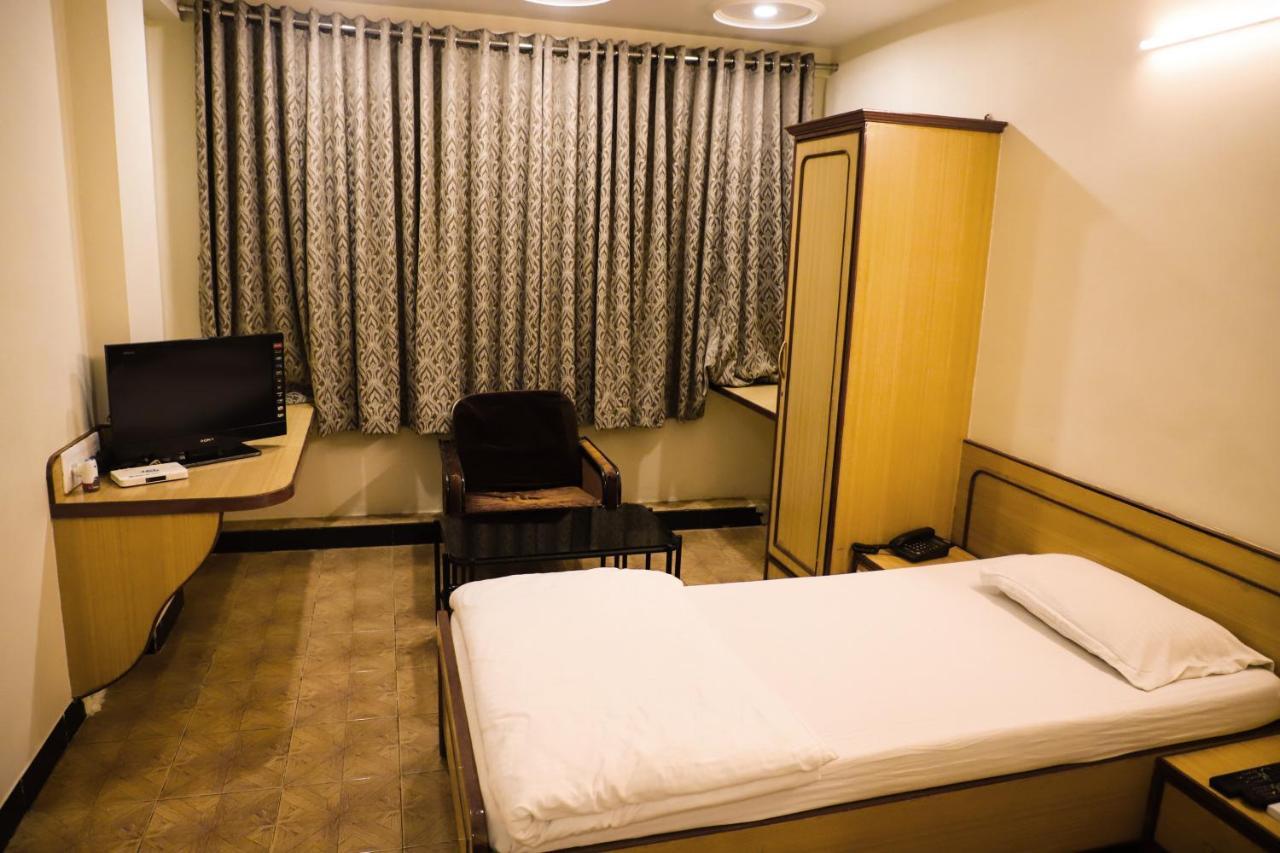 Hotel Kirti Jāmnagar Buitenkant foto