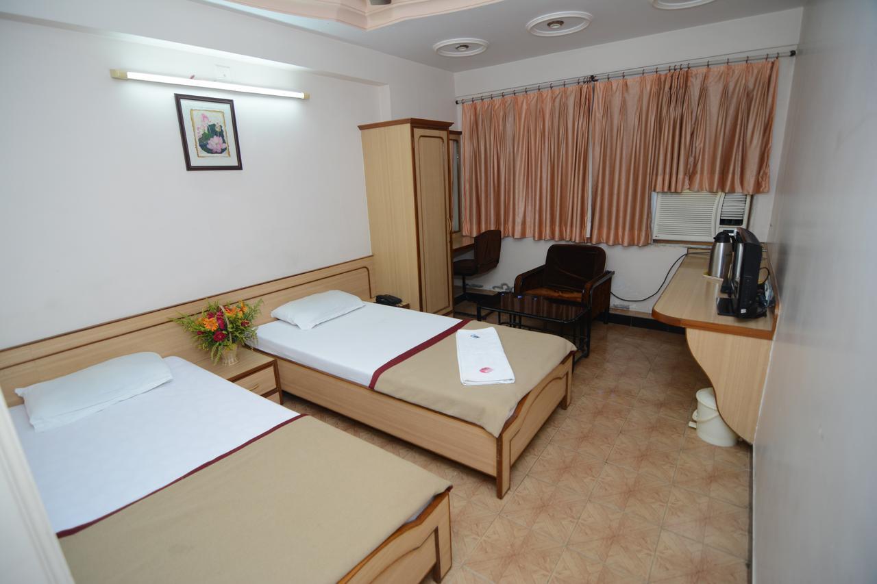 Hotel Kirti Jāmnagar Buitenkant foto