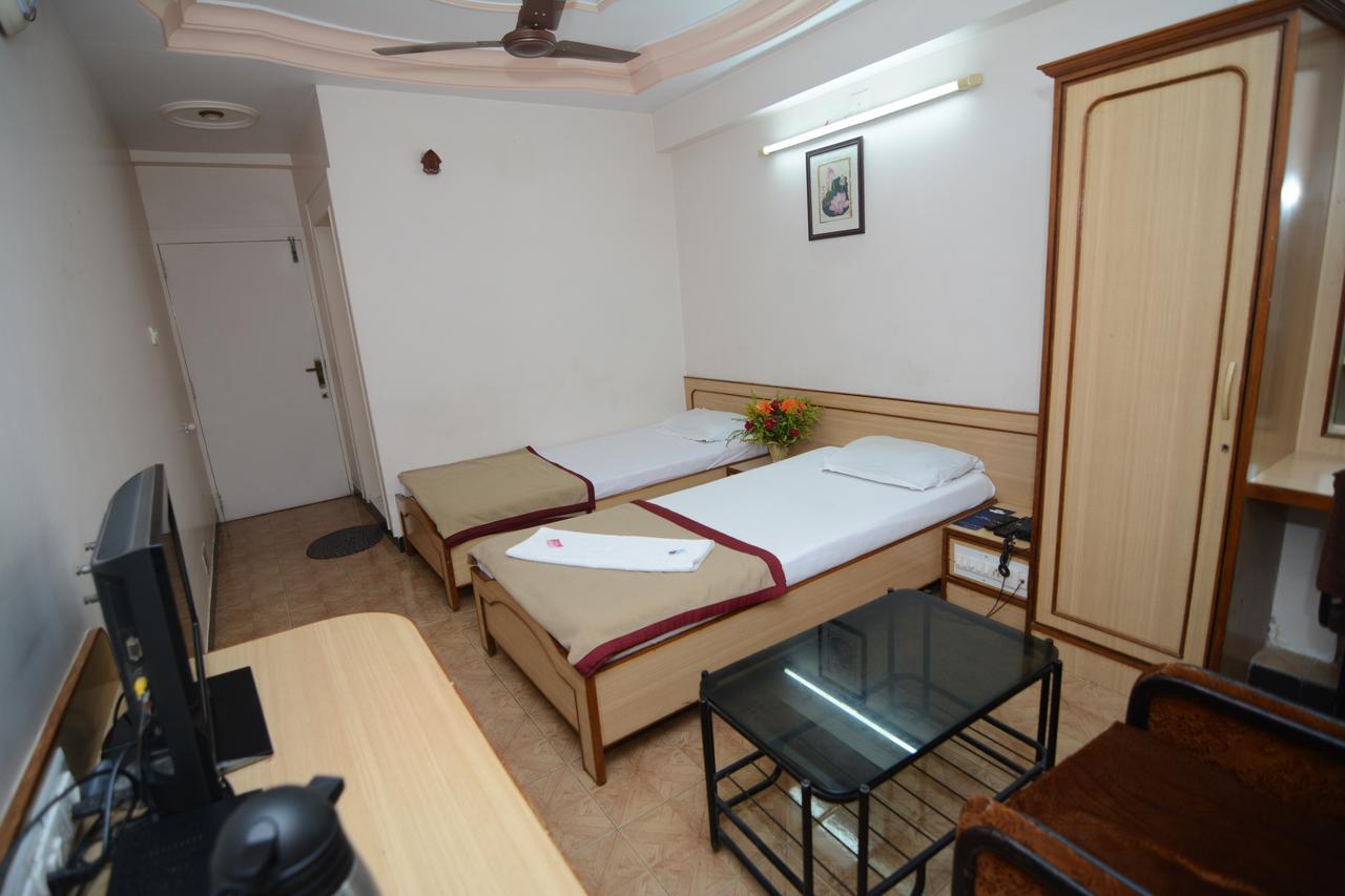 Hotel Kirti Jāmnagar Buitenkant foto