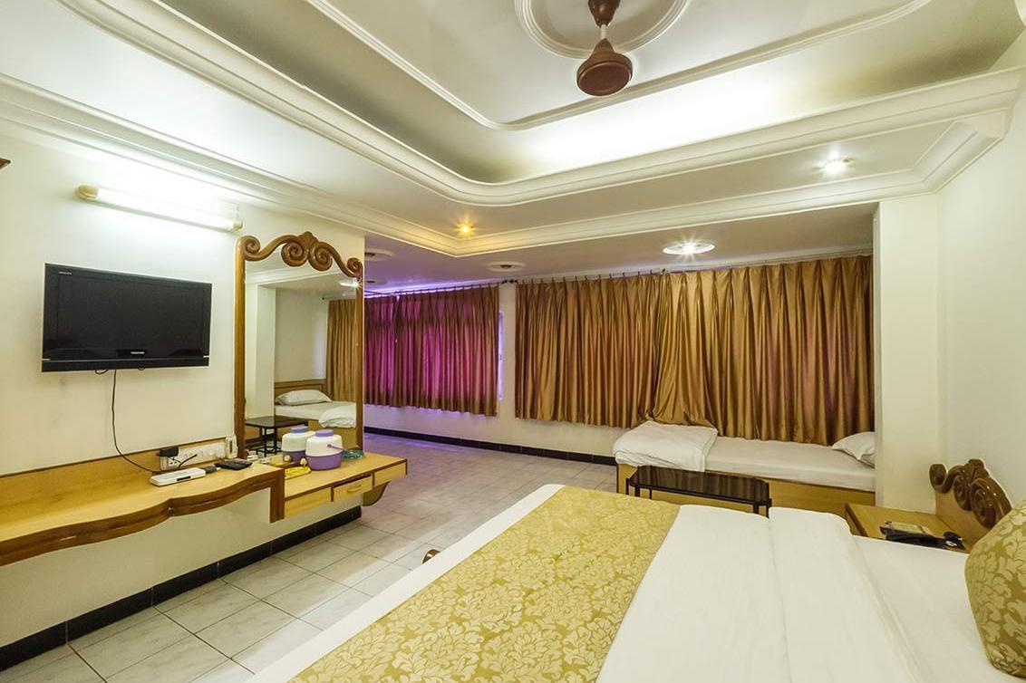 Hotel Kirti Jāmnagar Buitenkant foto