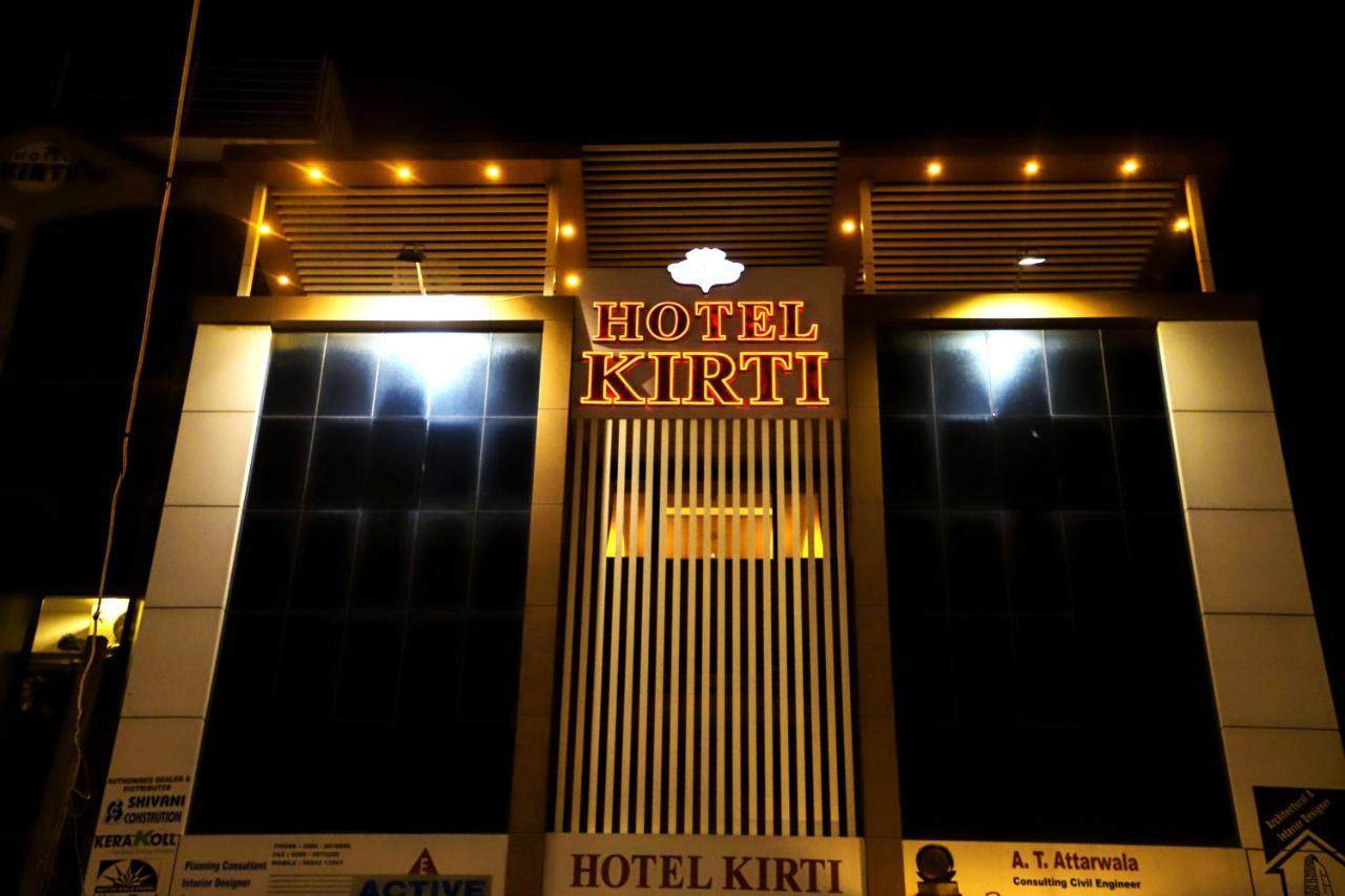 Hotel Kirti Jāmnagar Buitenkant foto